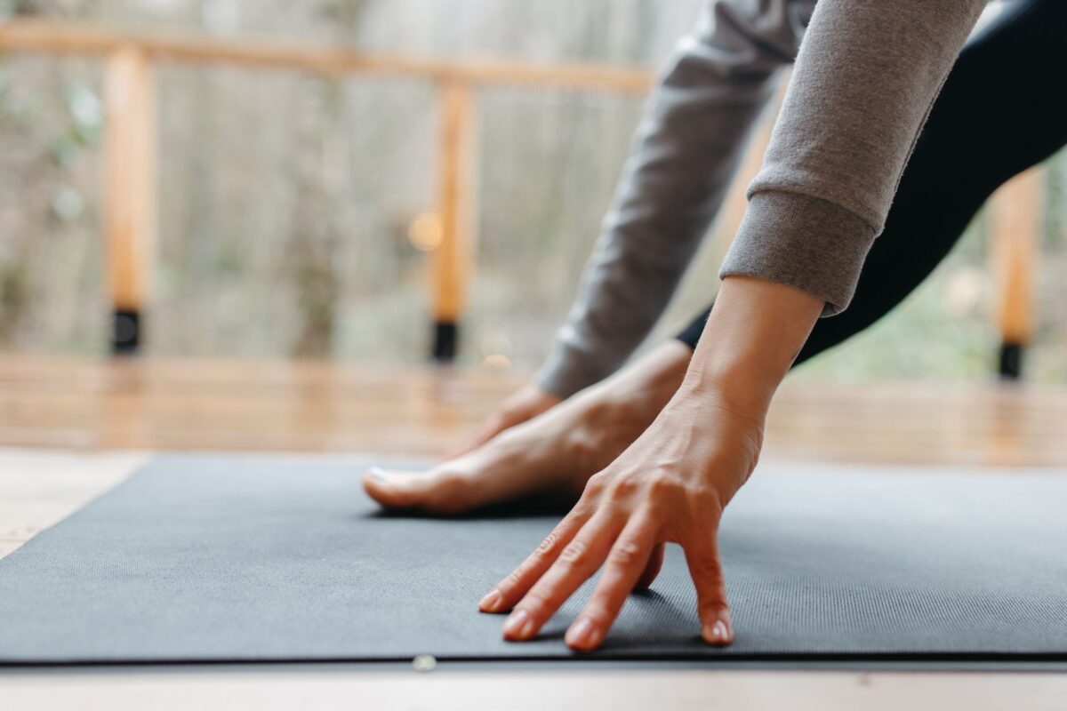 équipement yoga débutant tapis adhérence